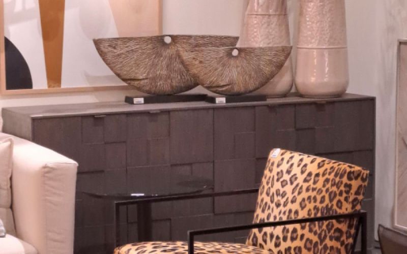 Muebles auxiliares, jarrones modernos y silla con tapizado de leopardo